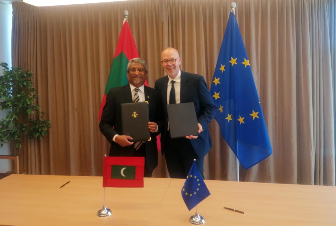 Signing on agreement