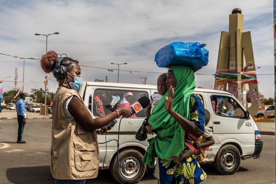 Journaliste nigérienne sur le terrain