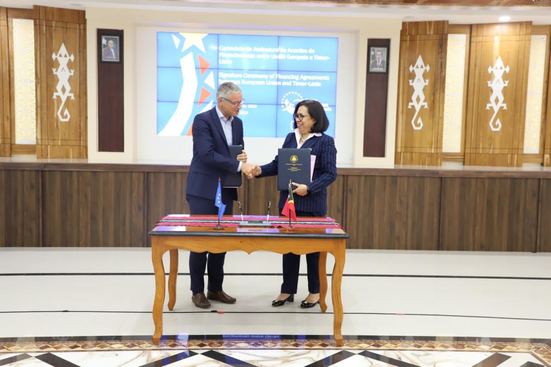 EU Ambassador and TL Minister of Foreign Affairs and Cooperation signing the agreement