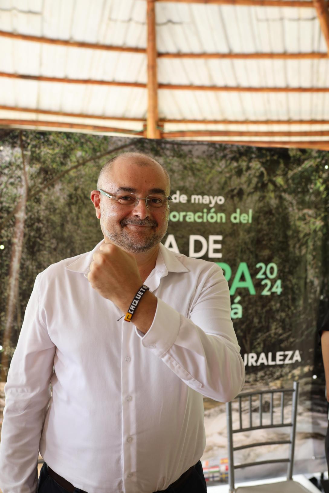 Embajador Gilles Bertrand recibe manillas de compromiso de juventudes con el clima y la energía