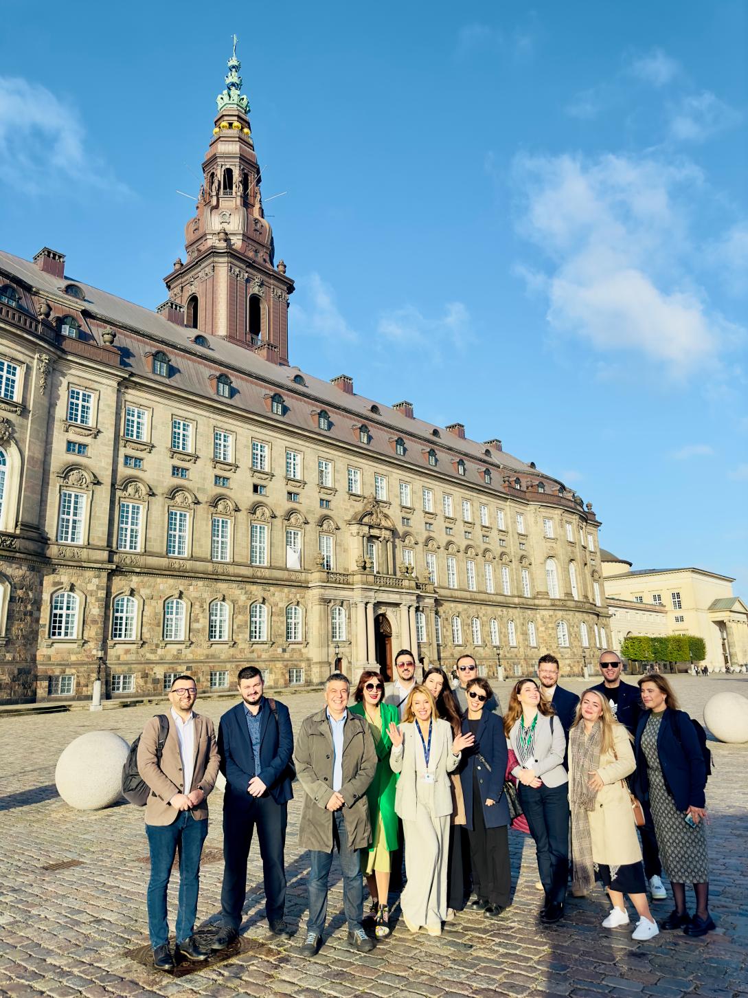 Whole group in front of Borgen 