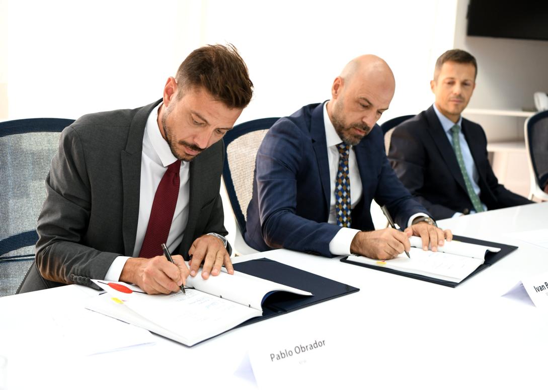 Pablo Obrador and Ivan Bulatović signing a contract 