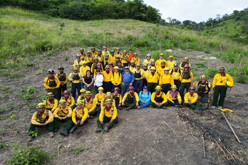 Foto de grupo bomberos y rescatistas en jornada de capacitación para combate de incendios forestales