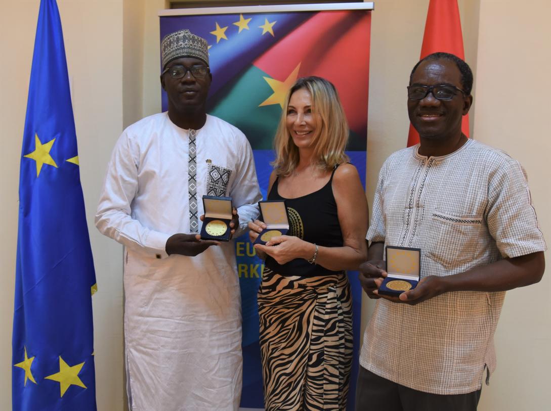 20 ans au service de l’Union européenne : trois collègues reçoivent des médailles de reconnaissance