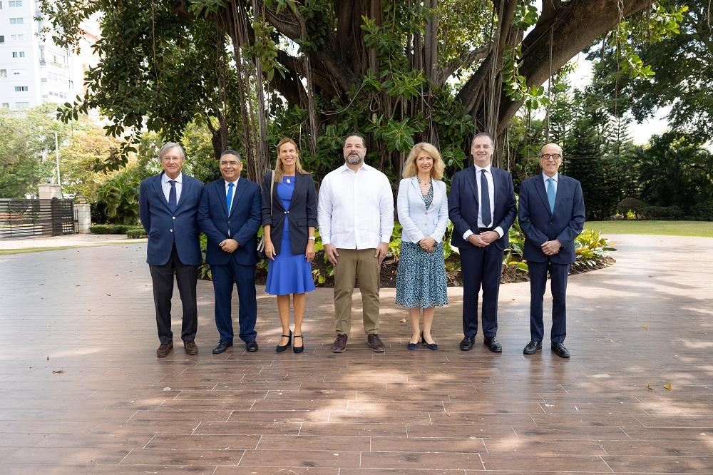 Historic group photo under the fig tree of Euroclima participants in the Dominican Republic.