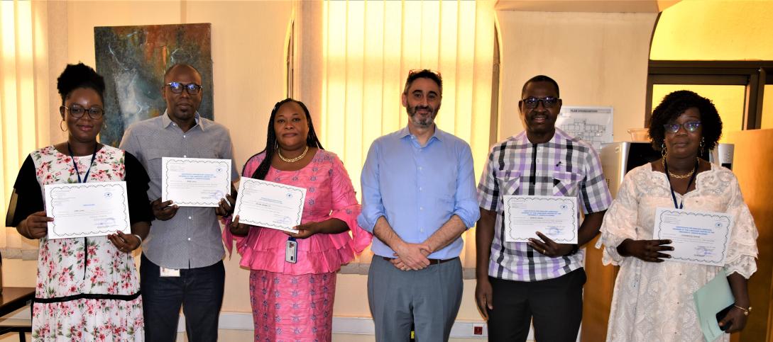 les participants de la Délégation de l’UE au Burkina Faso reçoivent leurs attestations