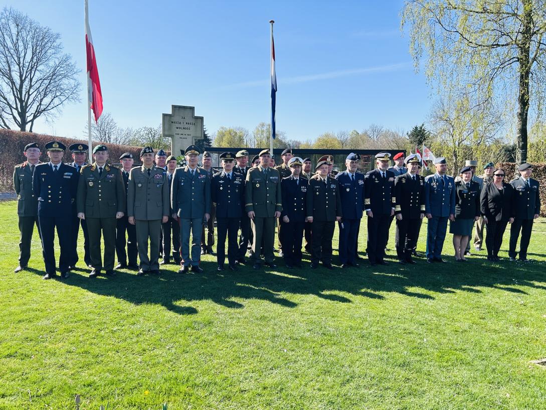 A group of military leaders pose for a photo.