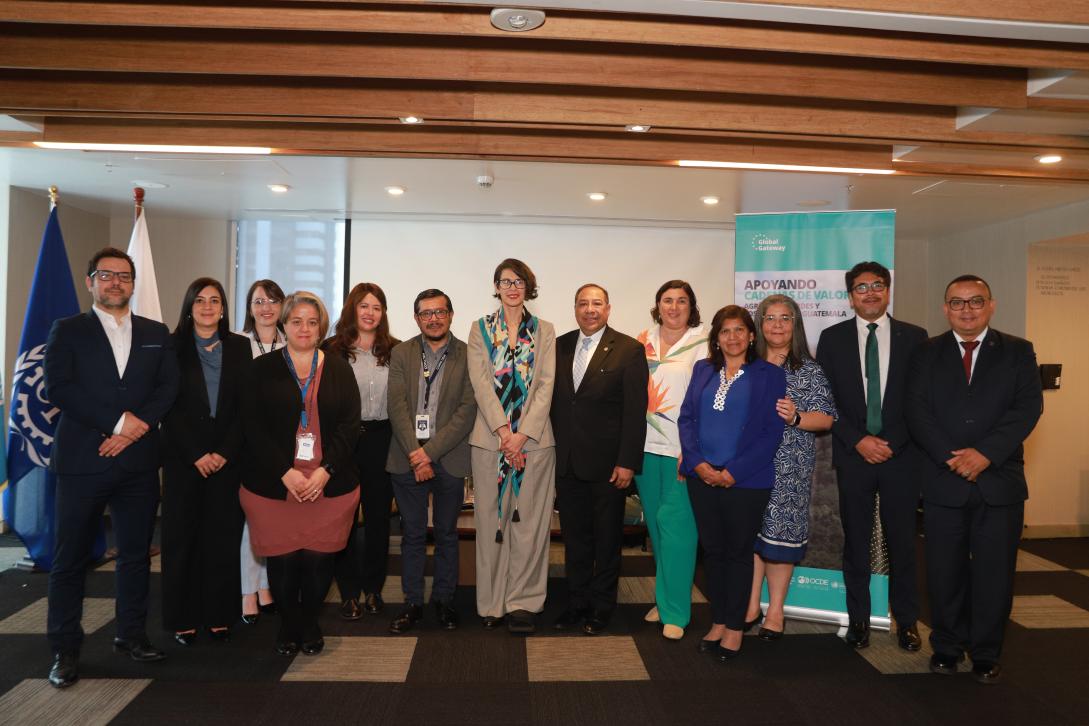 Autoridades de organizaciones involucradas en el lanzamiento del proyecto Ver Crecer