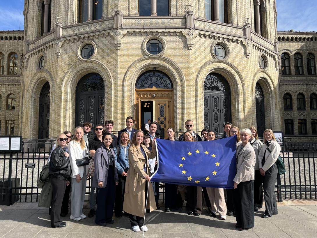 Praktikanter from de europeiske ambassadene i Oslo utenfor Stortinget