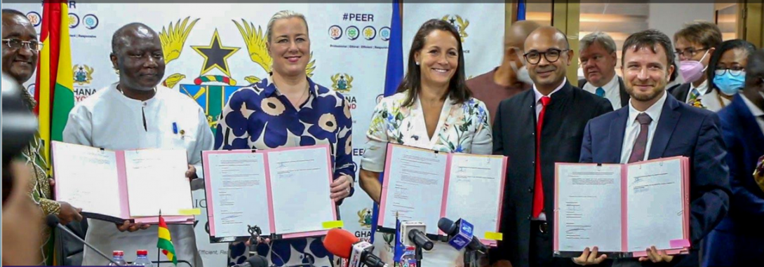 The exchange of signatures between the Minister of Finance, Ken Ofori-Atta, and the AFD Country Director, Christophe Cottet. The agreement was co-signed by the European Commissioner for International Partnerships, Jutta Urpilainen, and the French Ambassador to Ghana, H.E. Anne-Sophie Avé. The Minister of Agriculture, Dr. Owusu friyie Akoto, and the EU Ambassador to Ghana, H.E. Irchad Razaaly, were also present.