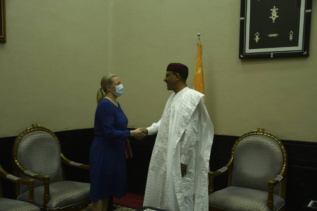 Bazoum Mohamed, President of Niger, on the right, and Jutta Urpilainen at the Presidential Palace in Niamey.
