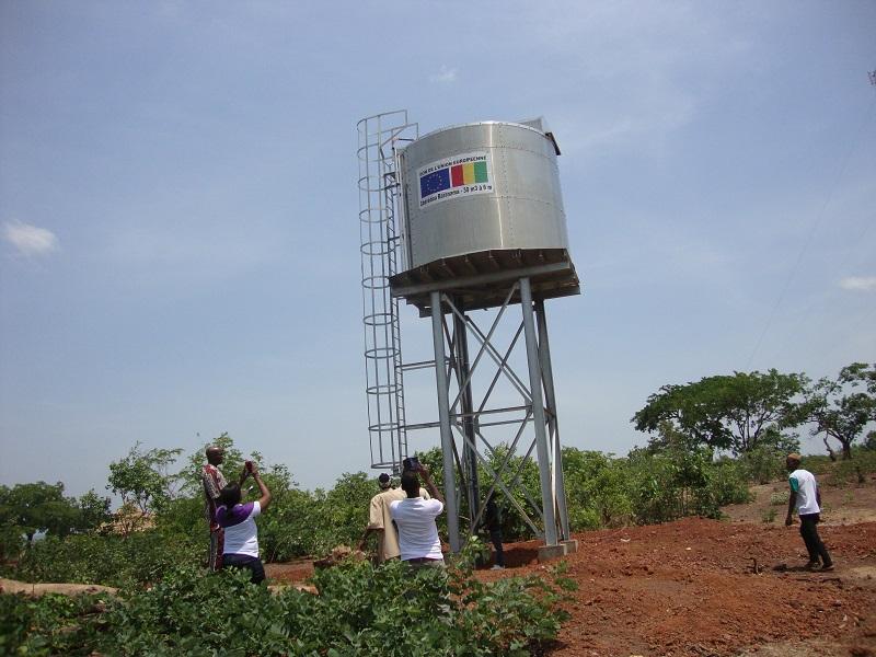 Vue d'une cuve d'eau métallique de 30 mètres cube