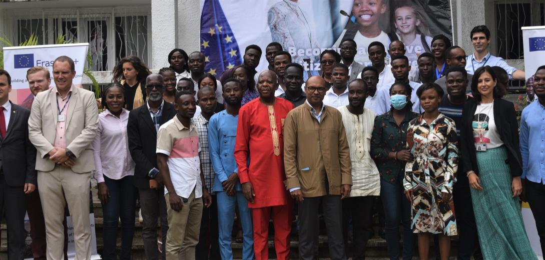 Group photo of beneficiaries of the 2022 Erasmus Mundus Joint Master Degre Programmes with EU Ambassador in Ghana after a pre-depature event at the EU Residence in Accra.