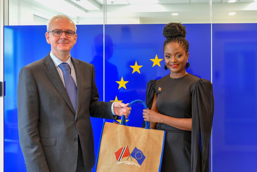 Ambassador Cavendish presents Erasmus Scholar 2022, Breige Wilson with a gift