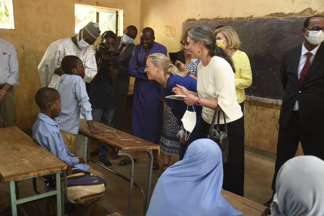Jutta Urpilainen, au centre, lors d'une visite à un collège d'enseignement général (CEG 3), à Niamey. 