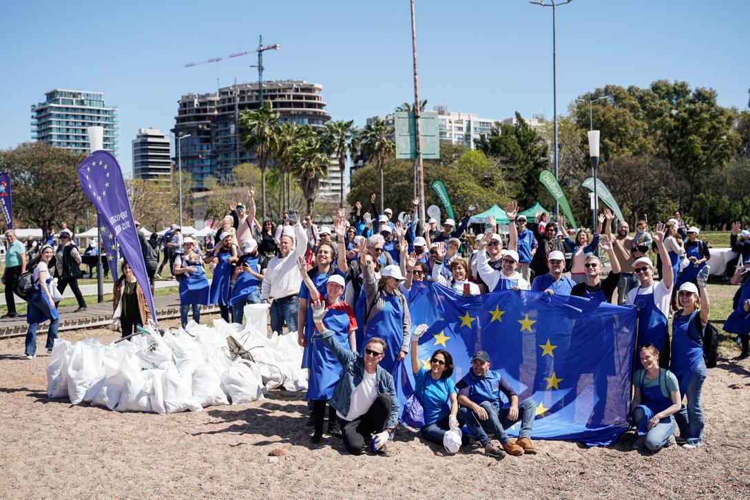 foto limpieza embajadores ue