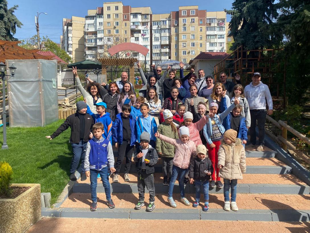 Maltese volunteers with Moldavian NGOs and Ukrainian women and children