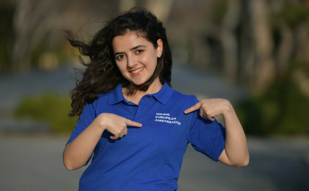 Young woman in blue t-shirt