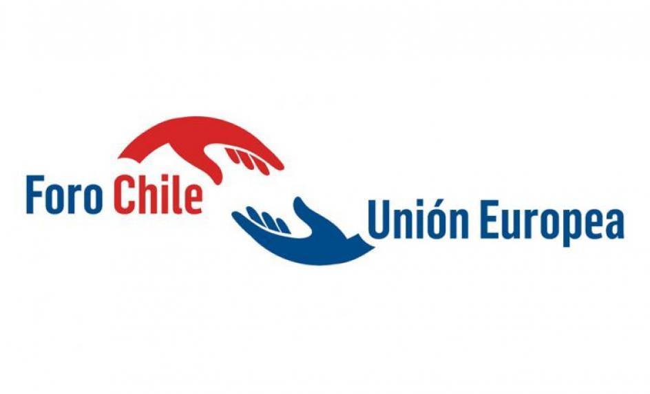 Logo of the Foro Chile-UE with two hands about to touch, one in blue and one in red