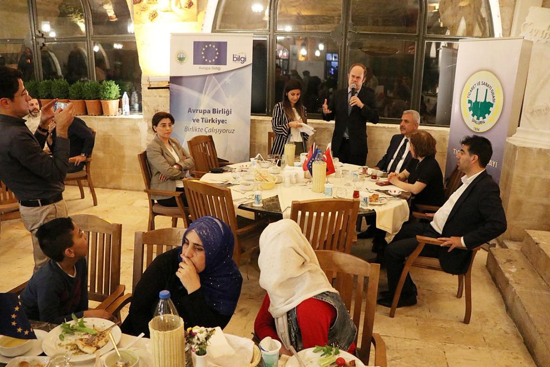 Şanlıurfa Büyükşehir Belediyesi ile ortaklaşa organize edilen Suriyeli mülteciler ve ev sahibi toplum üyeleri ile iftar yemeği