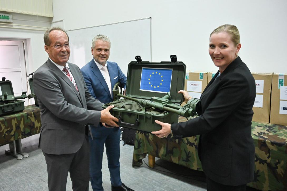 Visit to BiH of EU Ambassadors and EU Military officials concludes with donation of 150 metal detectors to Armed Forces of BiH