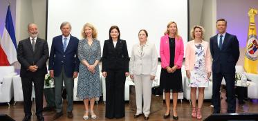 Foto oficial con los embajadores europeos y la VP Raquel Peña