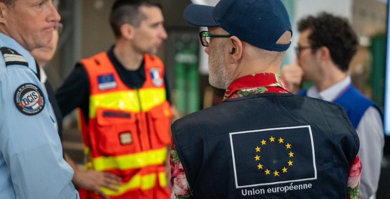 L'équipe de l'UE, présente lors de l'arrivée des équipements