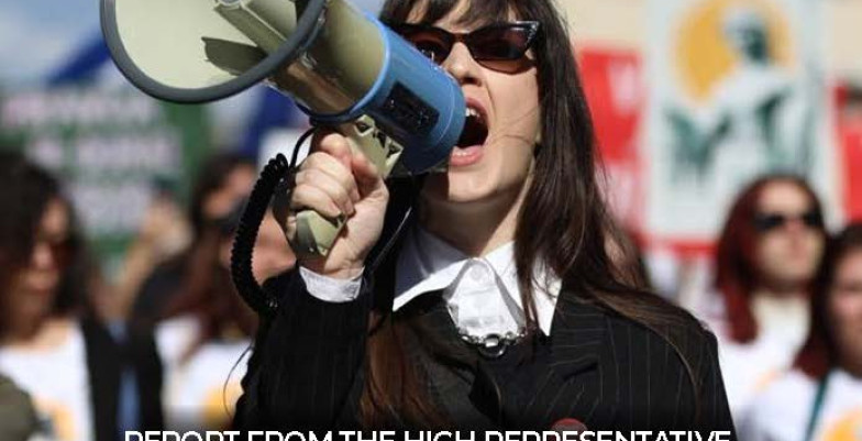 Une femme crie dans un mégaphone