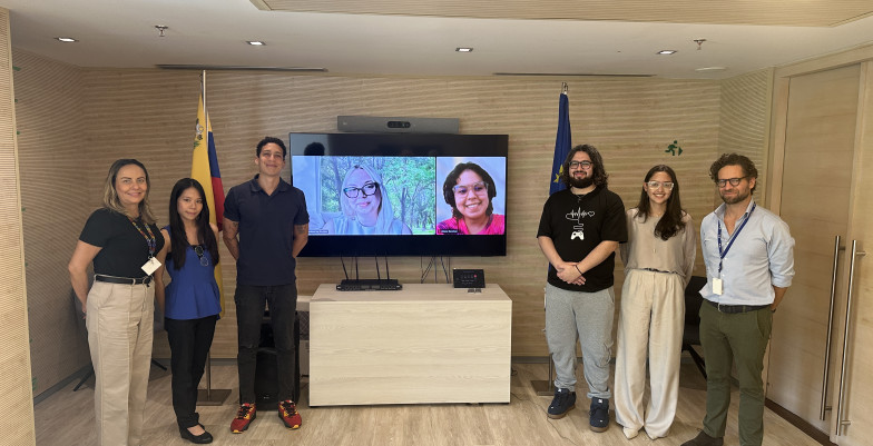 Imagen de seis estudiantes venezolanos junto a representantes de la Unión Europea en Venezuela