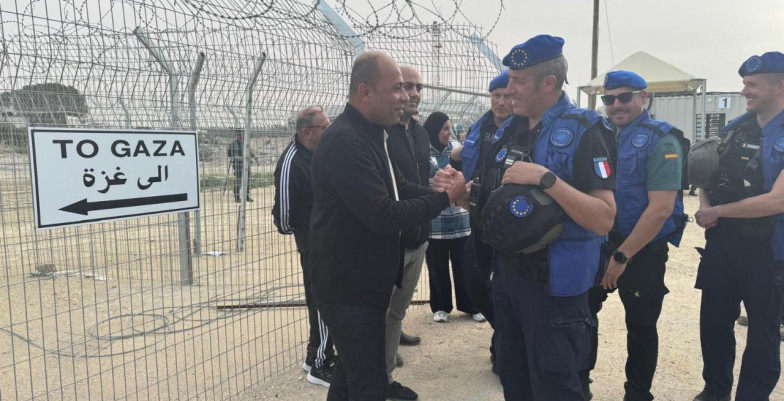 Men shaking hands, one in an EU uniform and one civilian. 