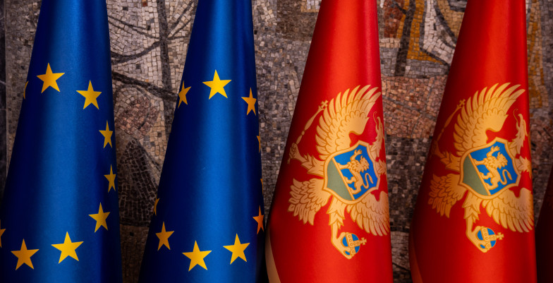 4 flags, 2 of the EU and two flags of Montenegro