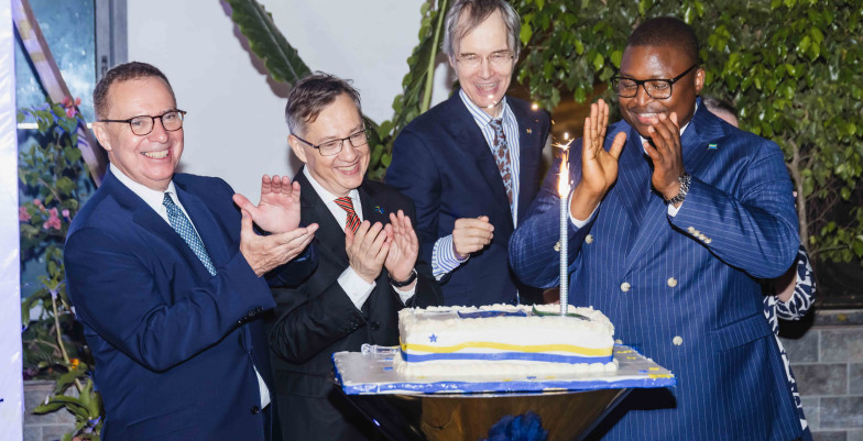 Minster of Foreign Affairs cuts the jubilee cake with Team Europe Ambassadors