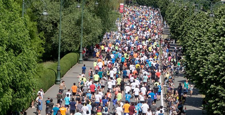 Large crowd of runners participating in Brussels run seen from above.