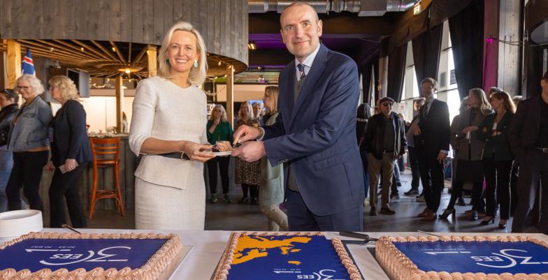 The President of Iceland cutting the EEA30 cake with the EU Ambassador