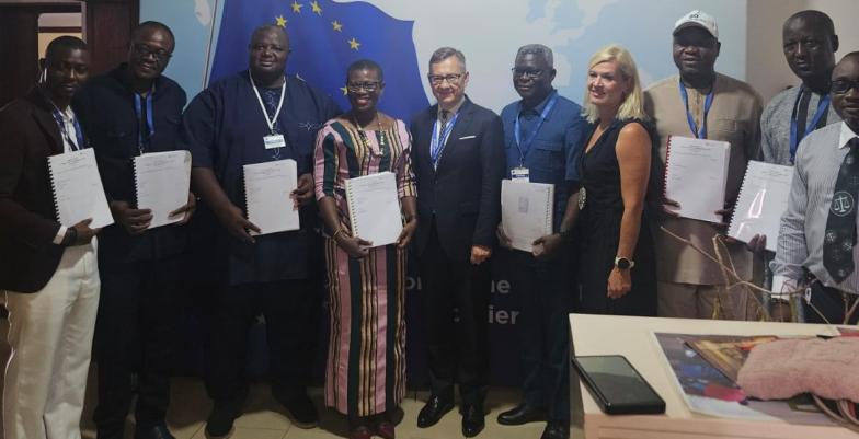 Chairpersons and Mayors pose their project document with Ambassador Jankowski