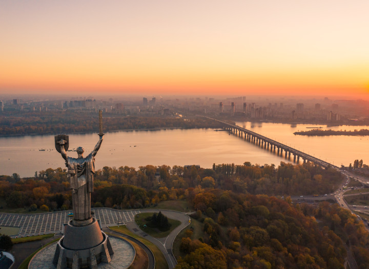 kiev-skyline-beautiful-fiery-sunset-ukraine-monument-motherland (2)