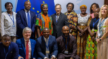 Ambassador Jankowski sandwitched by Rights Defenders 