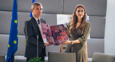 Remise d'un livre par l'Ambassadeur d'Ukraine à la Chargée d'affaires a.i. de l'UE en RDC