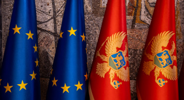 4 flags, 2 of the EU and two flags of Montenegro