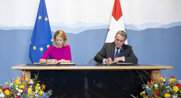 HRVP Kallas and FC Cassis signing agreement