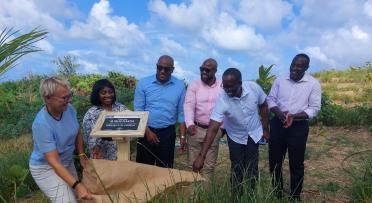 Officials admiring the plaque commemorating EUROCLIMA launch