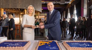 The President of Iceland cutting the EEA30 cake with the EU Ambassador