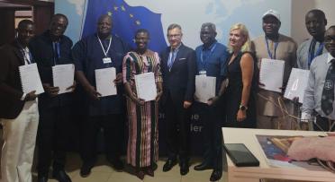 Chairpersons and Mayors pose their project document with Ambassador Jankowski