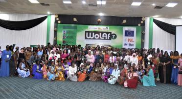 l’ambassadeur Daniel Aristi Gaztelumendi reçoit le Guimbi d’honneur « He for She-promotion du leader