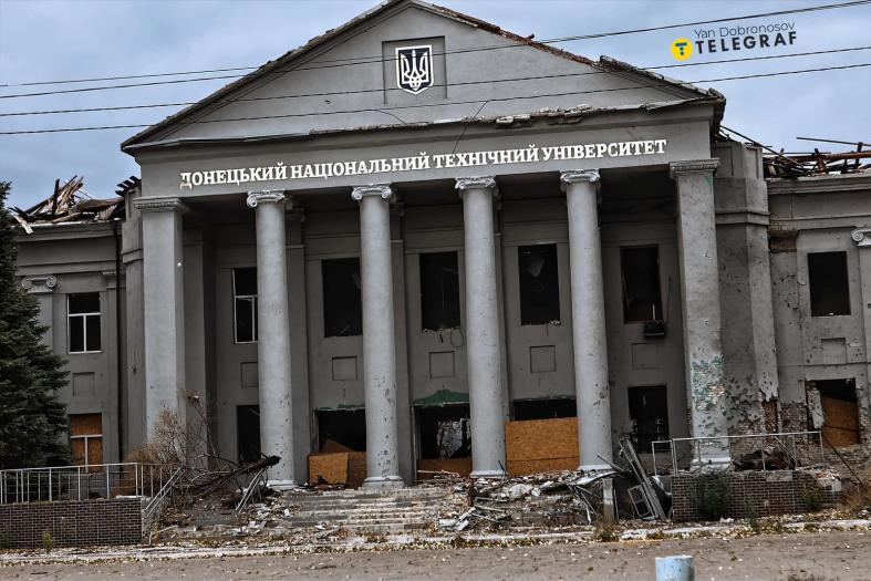 Civic building in Pokrovsk bombed out. 