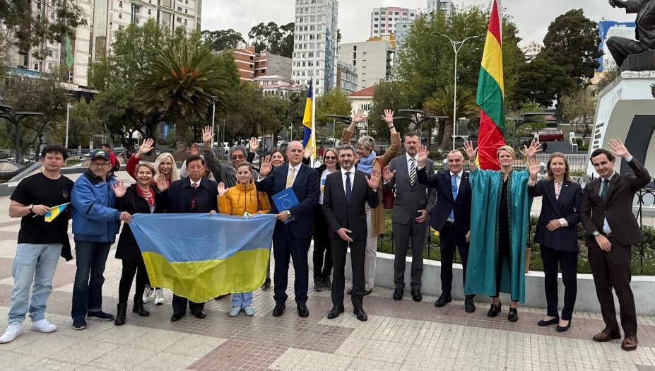 Support for Ukraine group holding flags