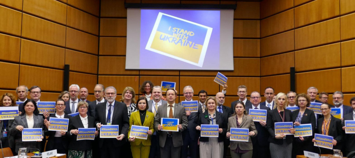 Support for Ukraine leaders group holding signs