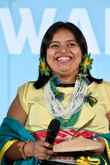 Paola Chindoy receiving the #ForOurPlanet award