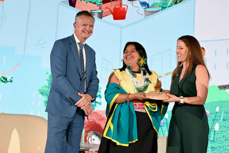Paola Chindoy and Carolina Rosero receiving the #ForOurPlanet award