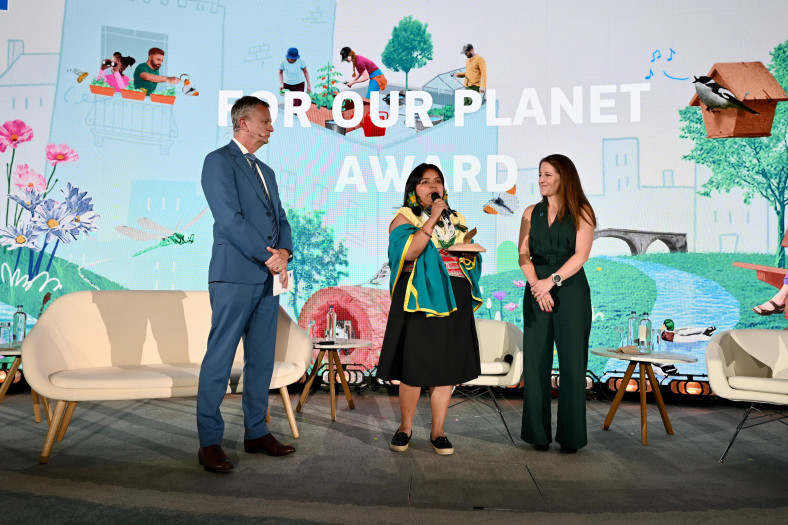 Paola Chindoy and Carolina Rosero receiving the #ForOurPlanet award
